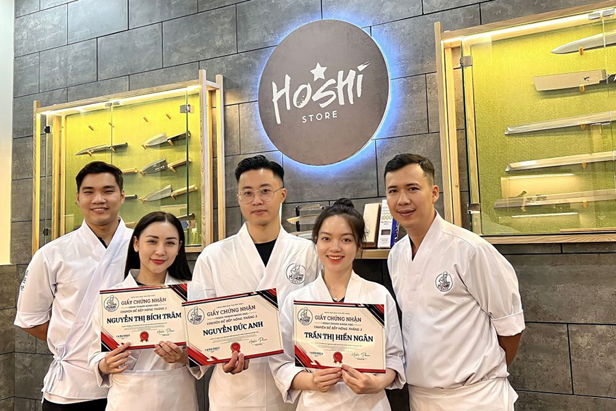 Học viên hoàn thành khóa học Đào tạo Đầu bếp Nhật – Sushi của Hoshi Phan