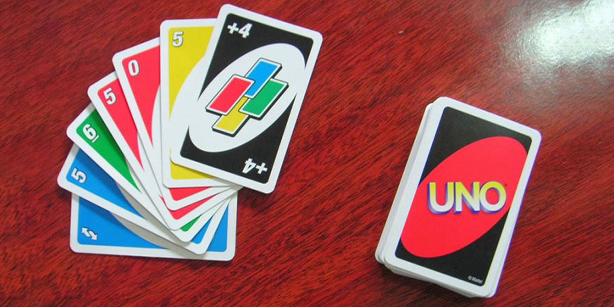 Khi đến lượt của mình, bạn phải đánh một quân bài có cùng màu hoặc số với quân trên cùng của bộ xả.